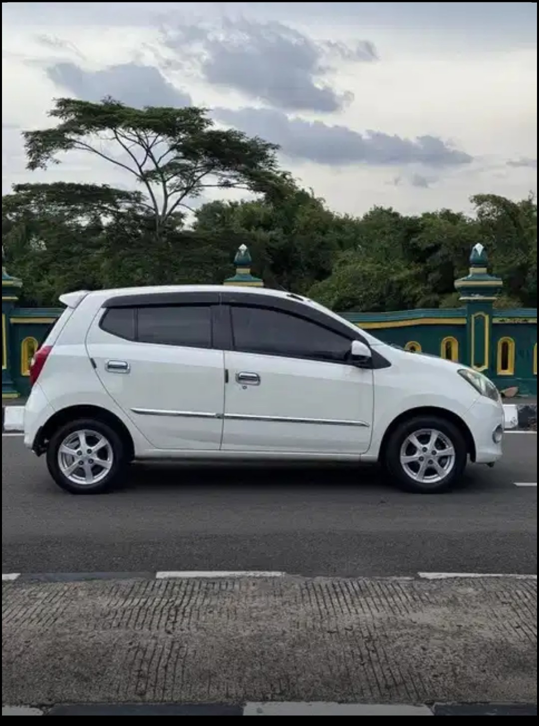 2015 Daihatsu Ayla  1.0 X MT 2015 Daihatsu Ayla  1.0 X MT