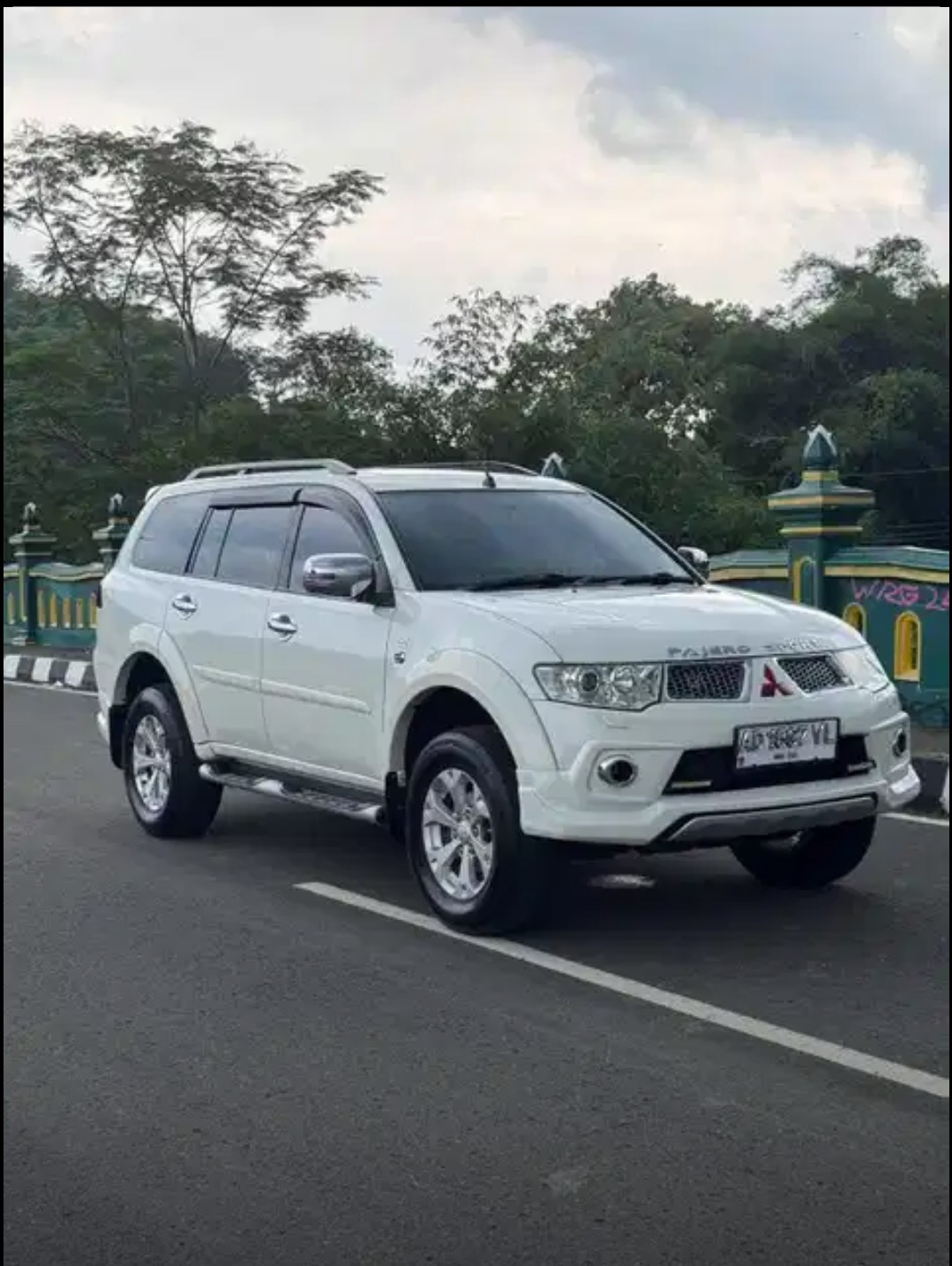 2013 Mitsubishi Pajero DAKAR 4X2 AT LIMITED 2013 Mitsubishi Pajero DAKAR 4X2 AT LIMITED
