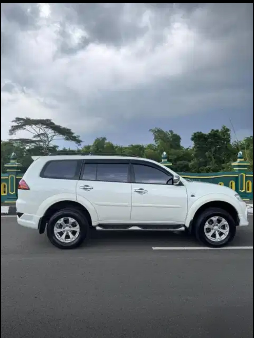 2013 Mitsubishi Pajero DAKAR 4X2 AT LIMITED 2013 Mitsubishi Pajero DAKAR 4X2 AT LIMITED