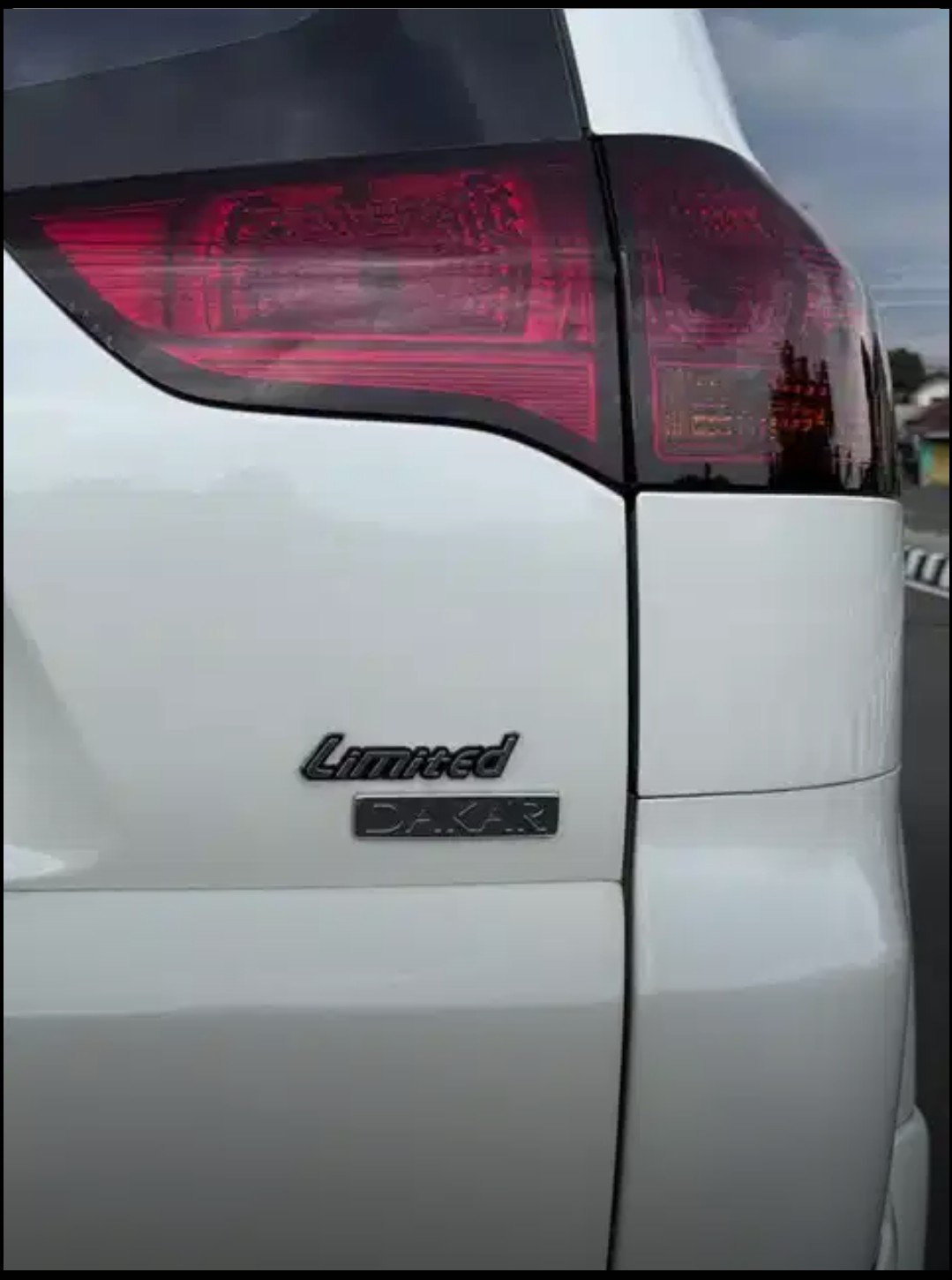 2013 Mitsubishi Pajero DAKAR 4X2 AT LIMITED 2013 Mitsubishi Pajero DAKAR 4X2 AT LIMITED