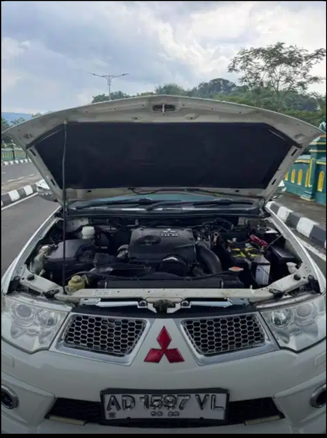 2013 Mitsubishi Pajero DAKAR 4X2 AT LIMITED 2013 Mitsubishi Pajero DAKAR 4X2 AT LIMITED