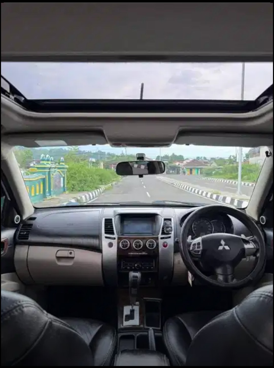 2013 Mitsubishi Pajero DAKAR 4X2 AT LIMITED 2013 Mitsubishi Pajero DAKAR 4X2 AT LIMITED