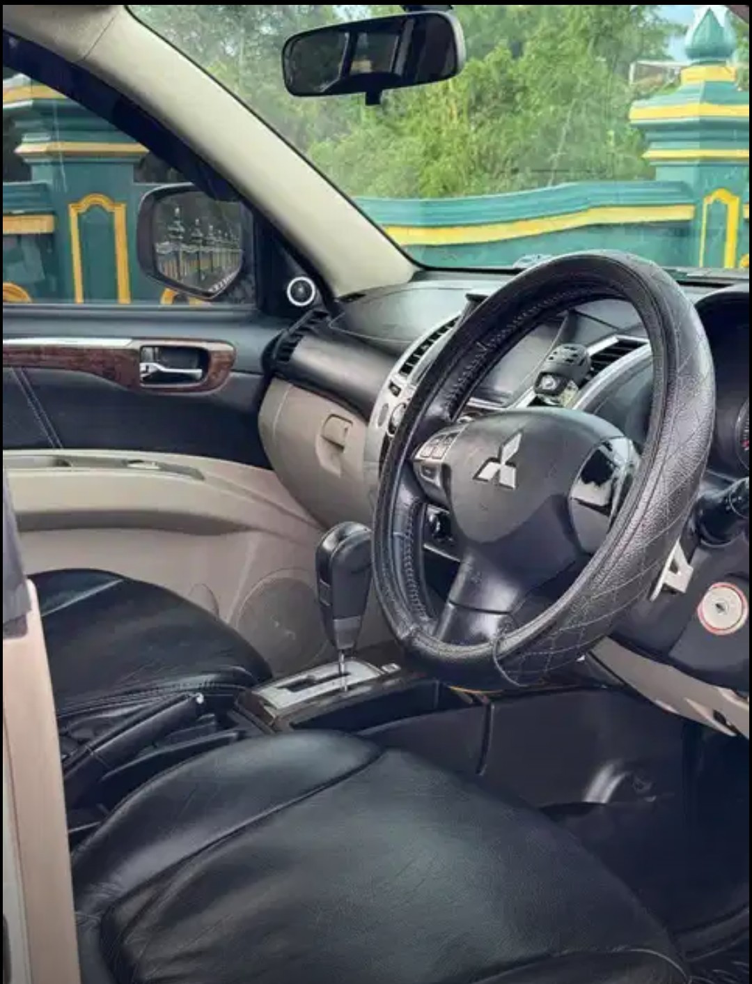 2013 Mitsubishi Pajero DAKAR 4X2 AT LIMITED 2013 Mitsubishi Pajero DAKAR 4X2 AT LIMITED