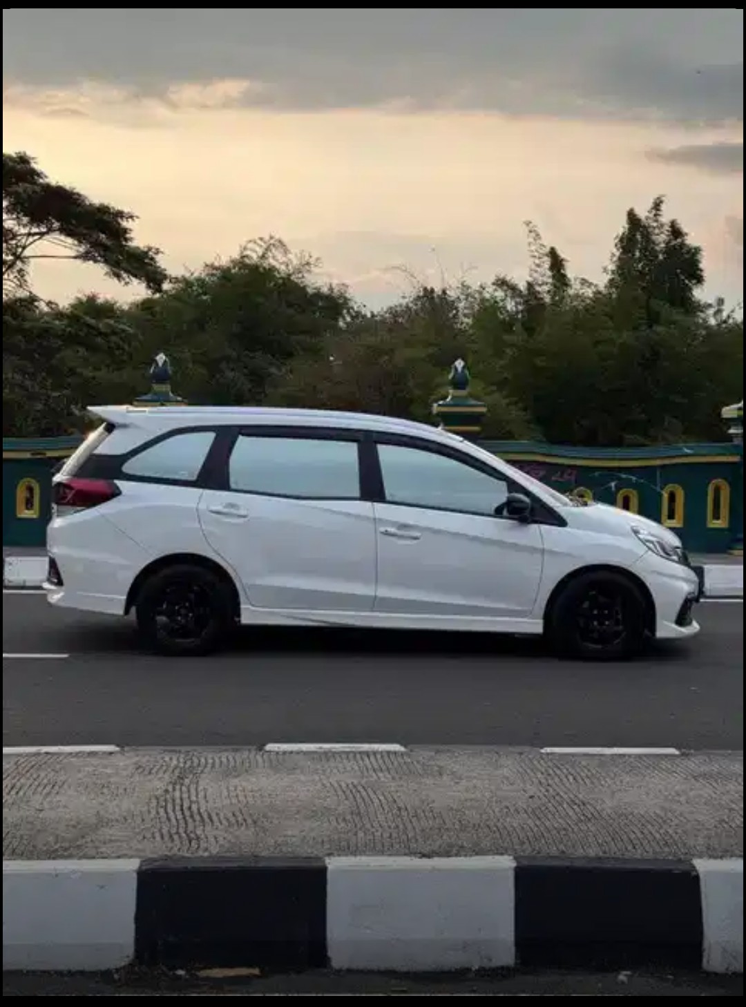 2015 Honda Mobilio RS 1.5L MT 2015 Honda Mobilio RS 1.5L MT