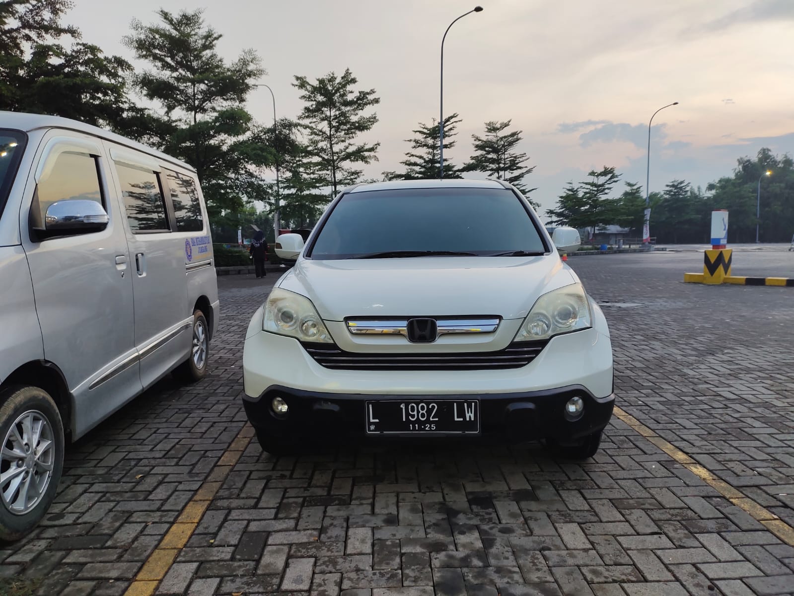 2009 Honda CR-V  2.0L 4X2 AT Bekas 2009 Honda CR-V  2.0L 4X2 AT Bekas