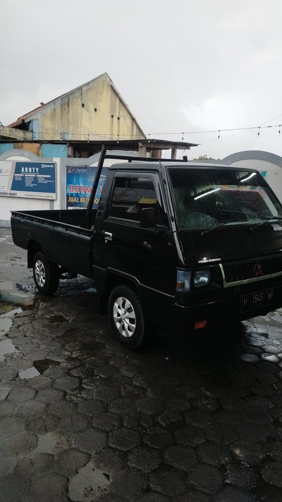 2014 Mitsubishi L300 2014 Mitsubishi L300