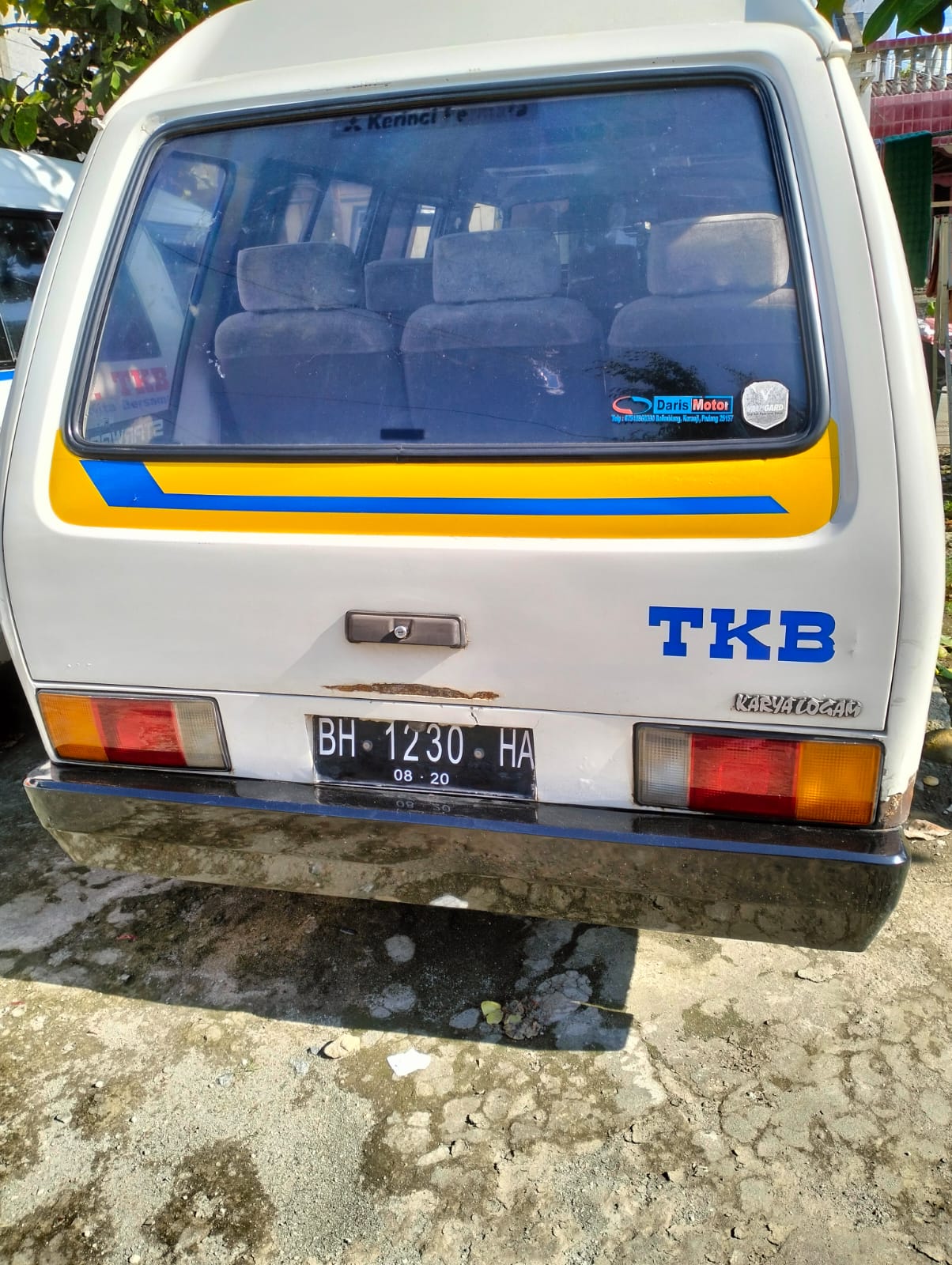 2010 Mitsubishi L300  2.5L MiniBus MT 2010 Mitsubishi L300  2.5L MiniBus MT