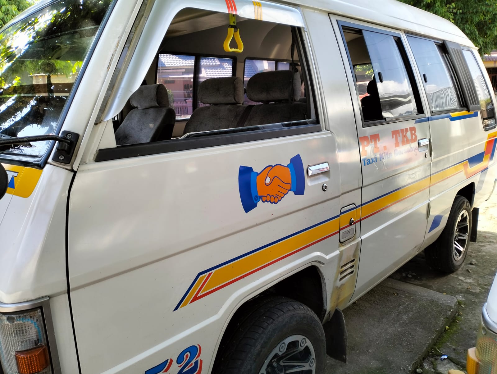 2010 Mitsubishi L300  2.5L MiniBus MT 2010 Mitsubishi L300  2.5L MiniBus MT