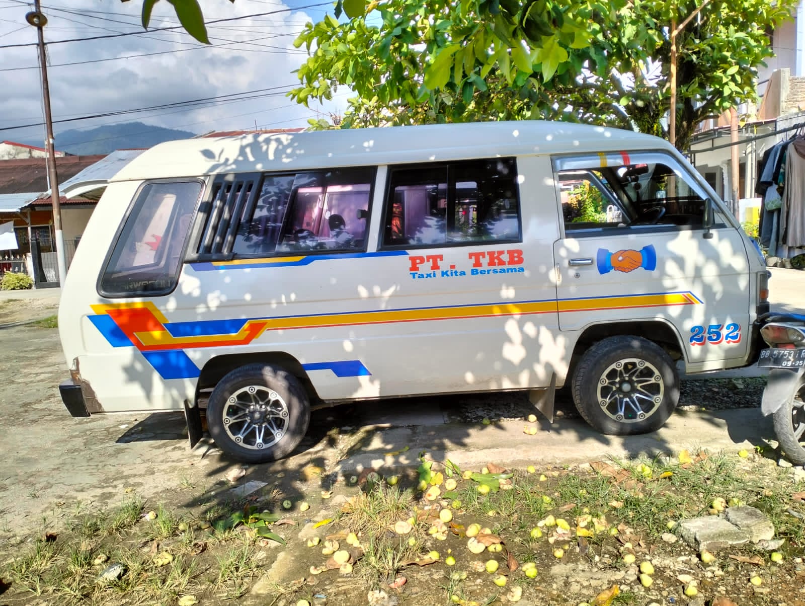 2010 Mitsubishi L300  2.5L MiniBus MT 2010 Mitsubishi L300  2.5L MiniBus MT