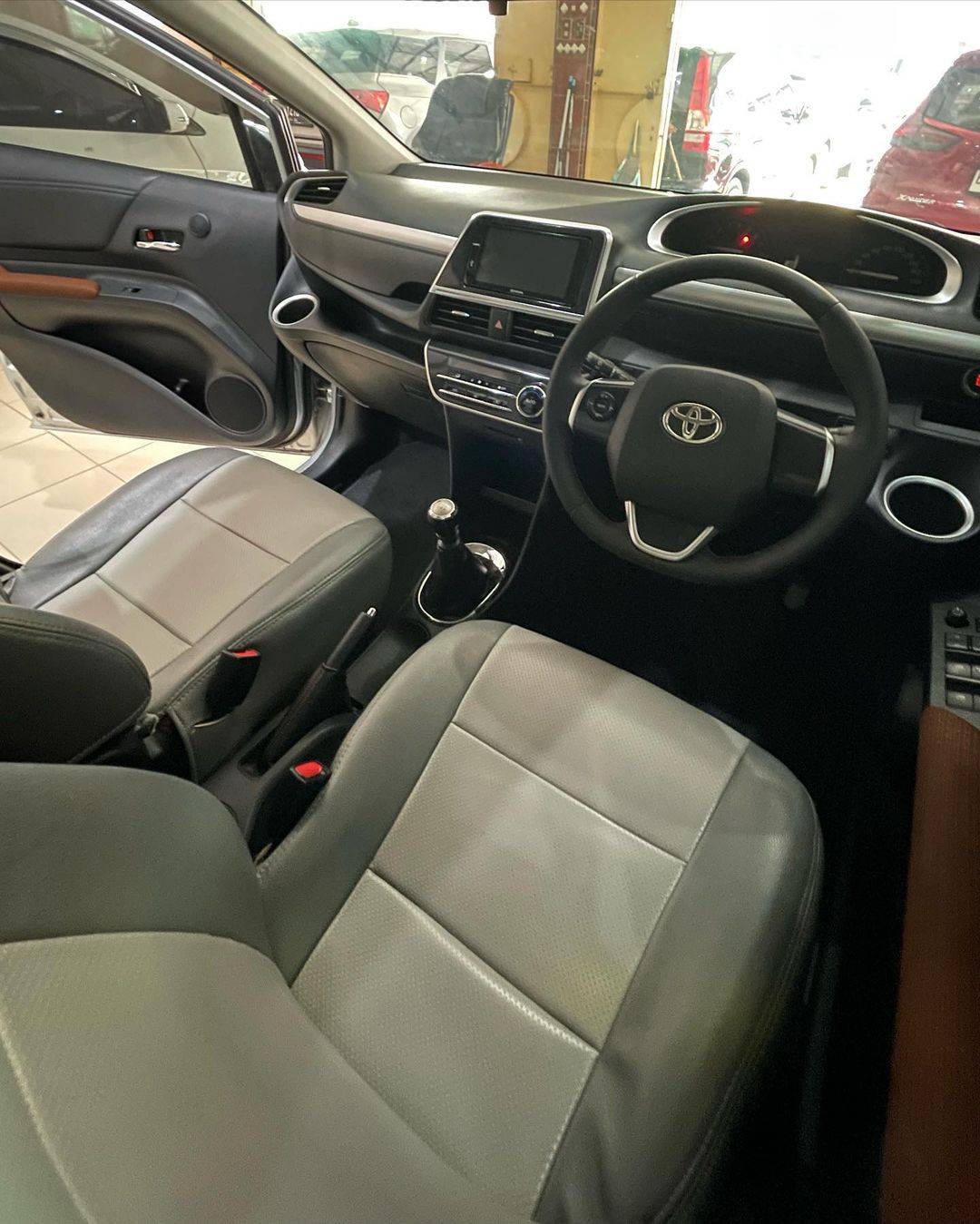2017 Toyota Sienta 2017 Toyota Sienta