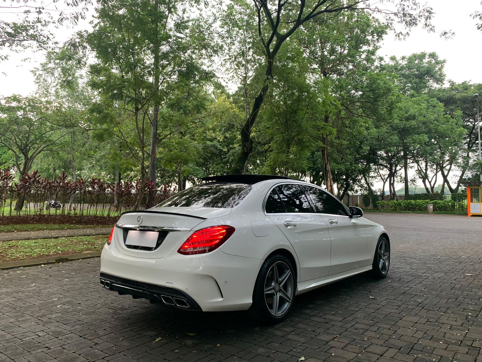 2015 Mercedes Benz C-Class Sedan C 250 AMG 2015 Mercedes Benz C-Class Sedan C 250 AMG