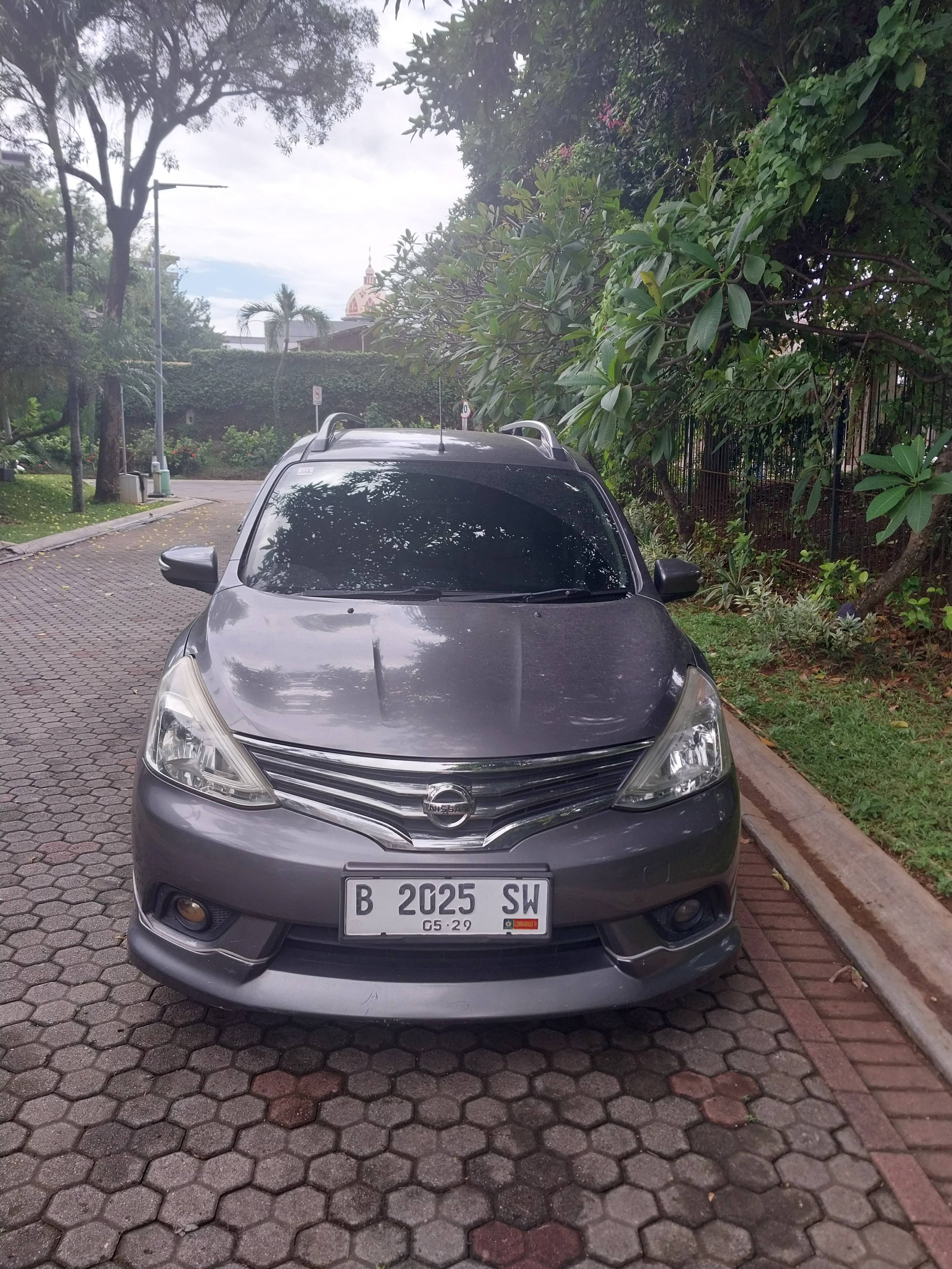 Second Hand 2014 Nissan Grand Livina HWS 1.5 AT Second Hand 2014 Nissan Grand Livina HWS 1.5 AT