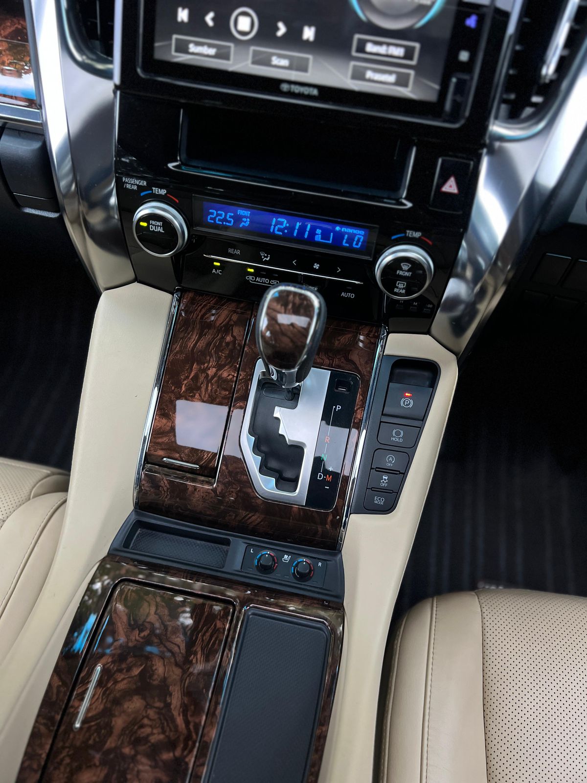 2022 Toyota Alphard  2.5 G A/T 2022 Toyota Alphard  2.5 G A/T