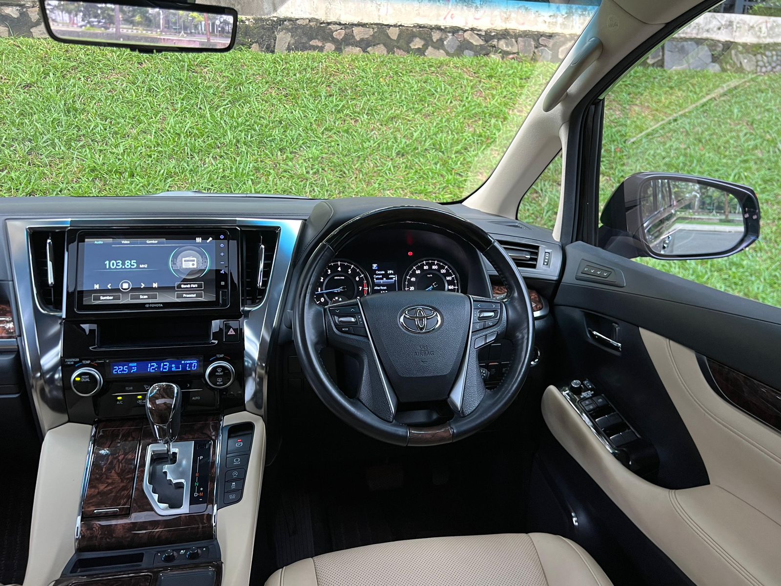 2022 Toyota Alphard  2.5 G A/T 2022 Toyota Alphard  2.5 G A/T