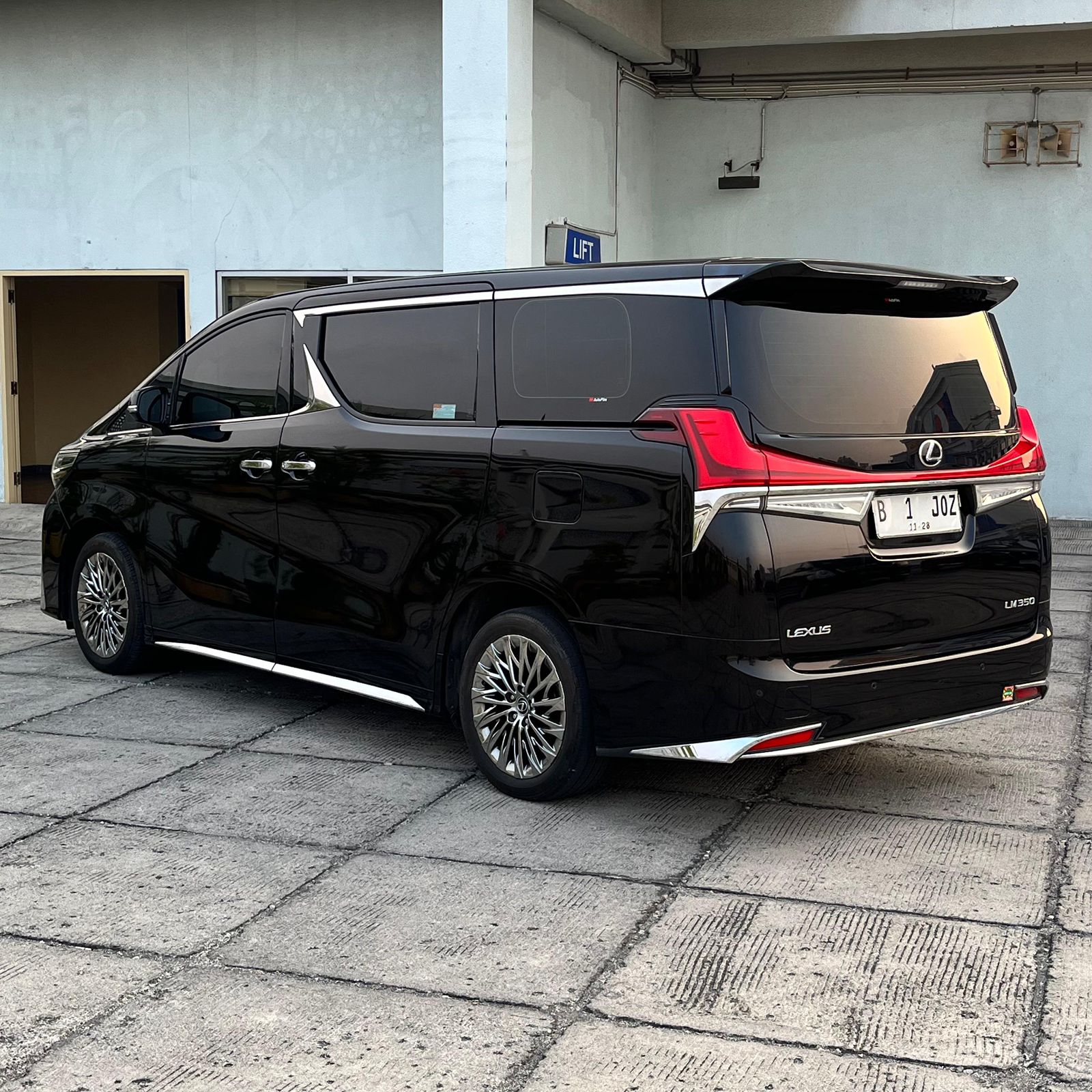 2015 Lexus LM 2015 Lexus LM