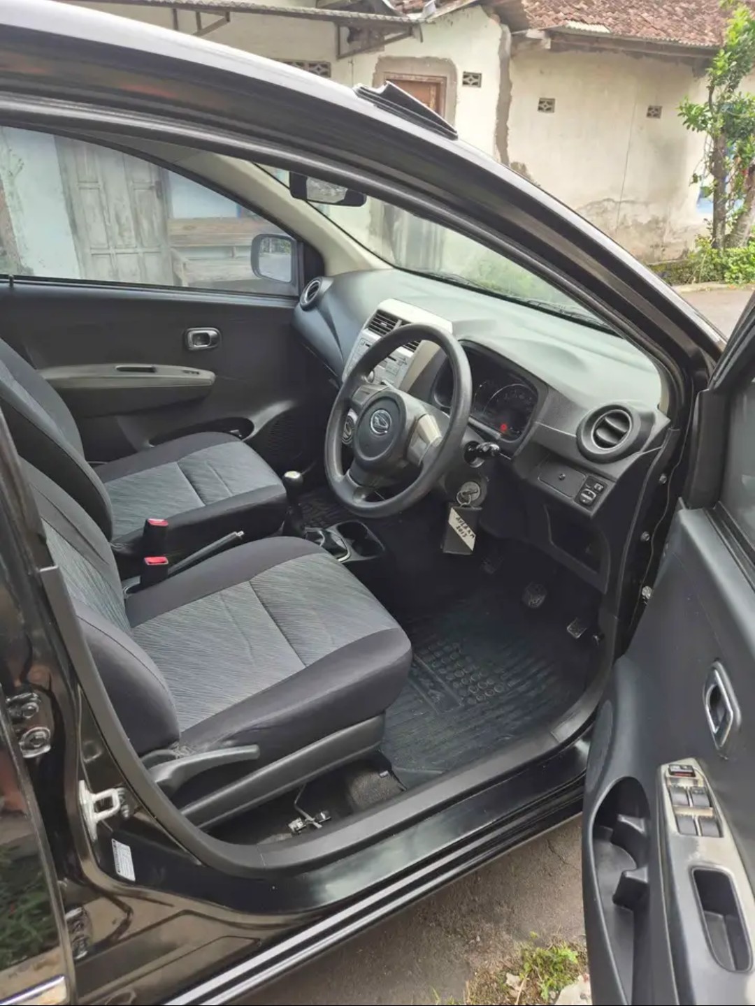 2013 Daihatsu Ayla  1.0 X MT 2013 Daihatsu Ayla  1.0 X MT