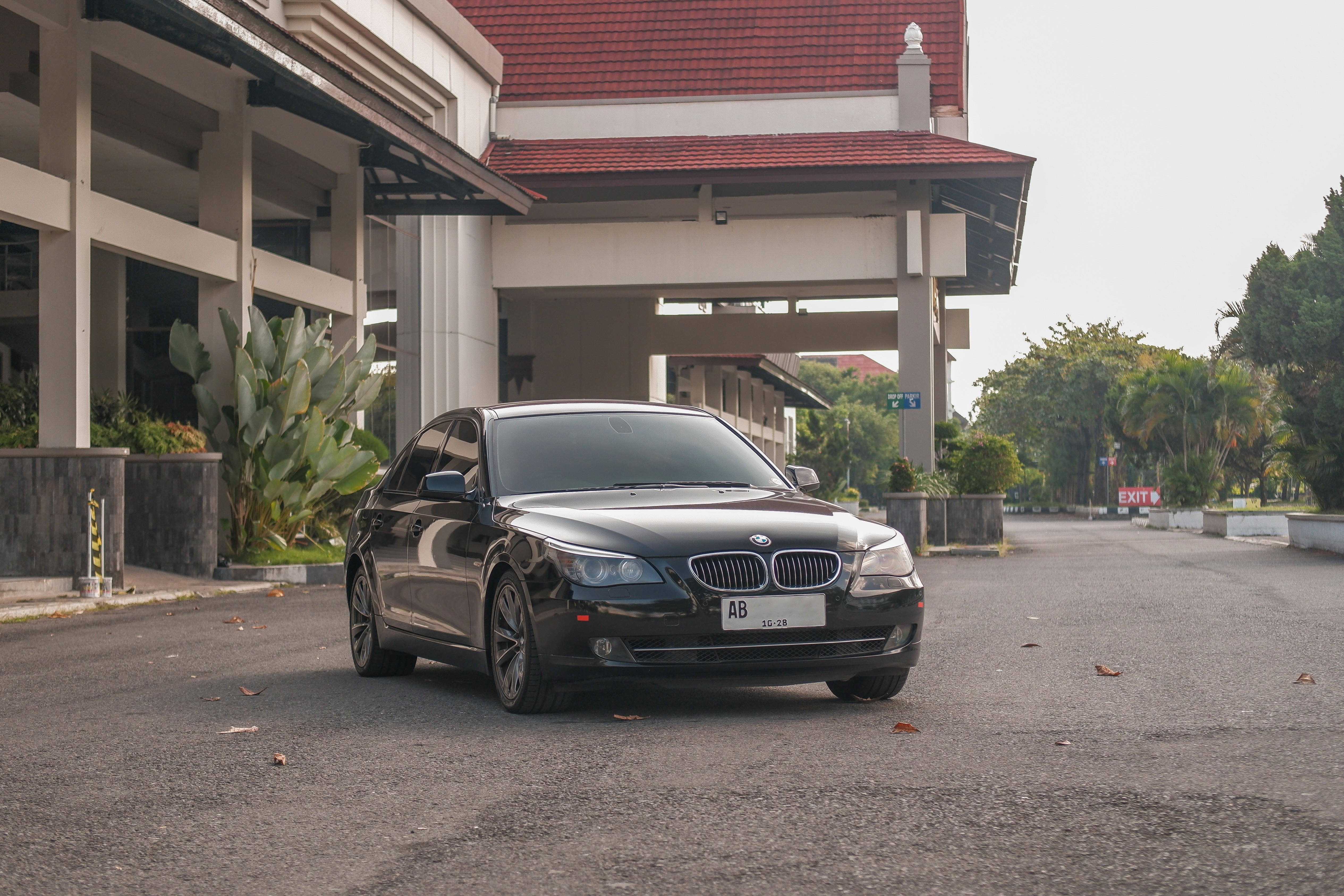 2010 BMW 5 Series Sedan  530i E60 AT STEPTRONIC Bekas 2010 BMW 5 Series Sedan  530i E60 AT STEPTRONIC Bekas