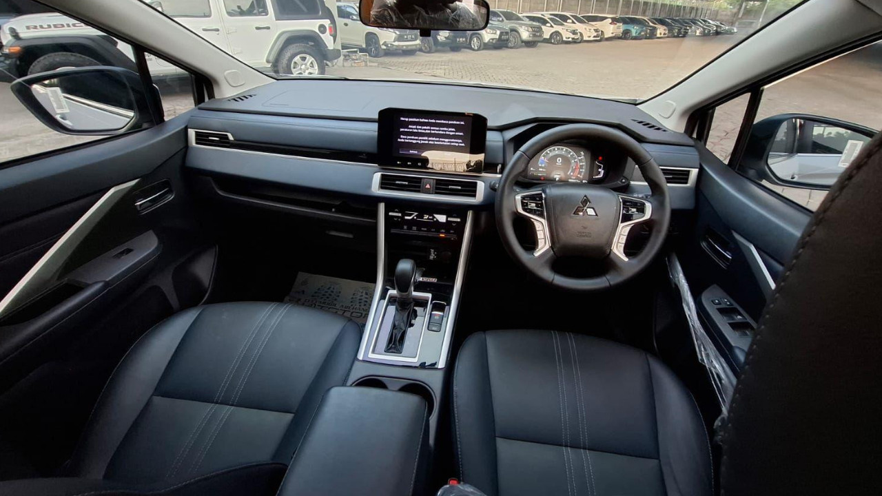 2024 Mitsubishi Xpander  CROSS 1.5L PLUS 4X2 AT 2024 Mitsubishi Xpander  CROSS 1.5L PLUS 4X2 AT