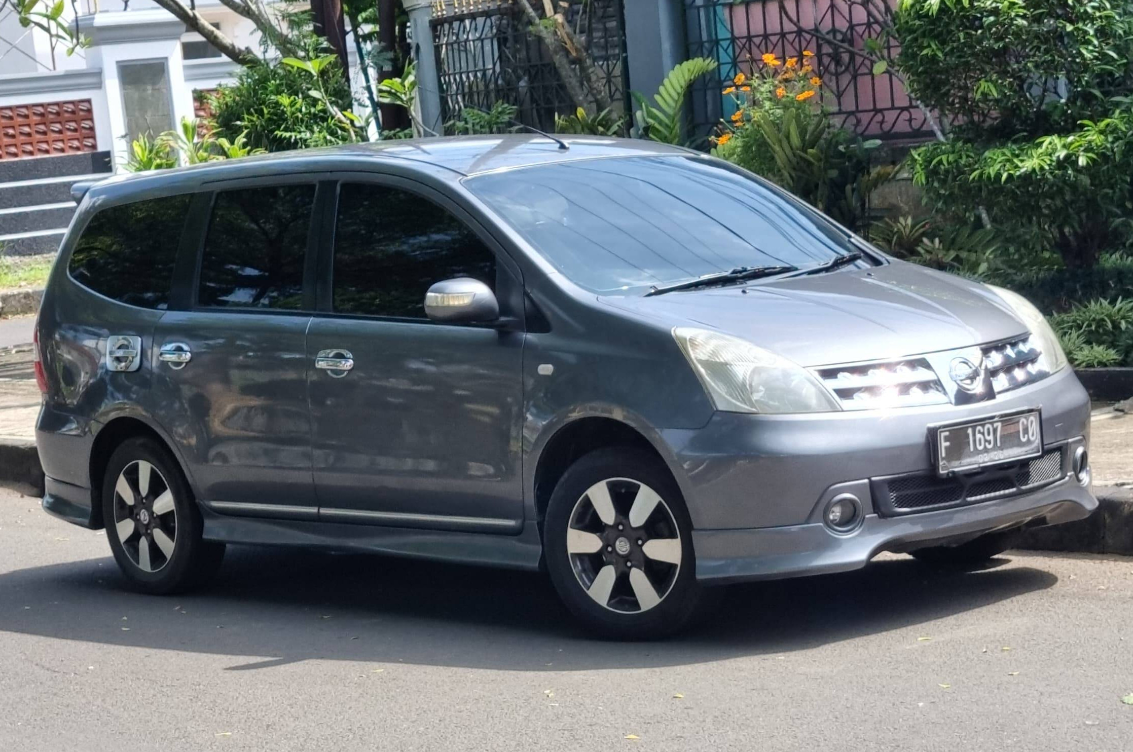 2011 Nissan Grand Livina 1.5 Ultimate AT 2011 Nissan Grand Livina 1.5 Ultimate AT