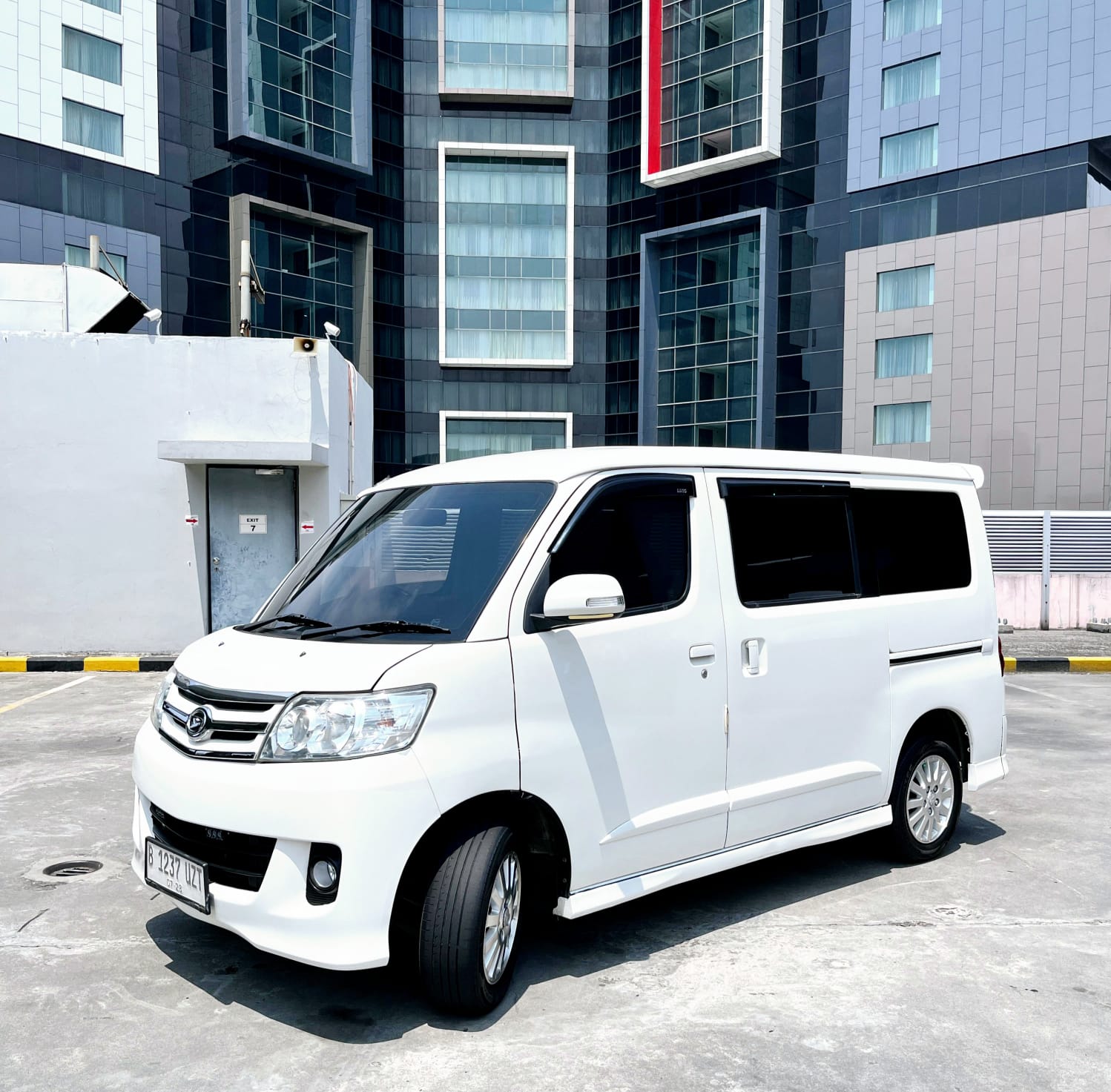 2013 Daihatsu Luxio  X AT 2013 Daihatsu Luxio  X AT