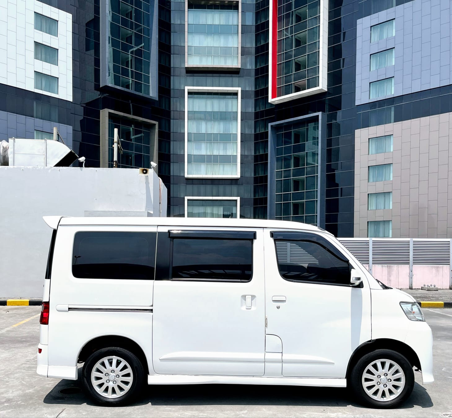 2013 Daihatsu Luxio  X AT 2013 Daihatsu Luxio  X AT