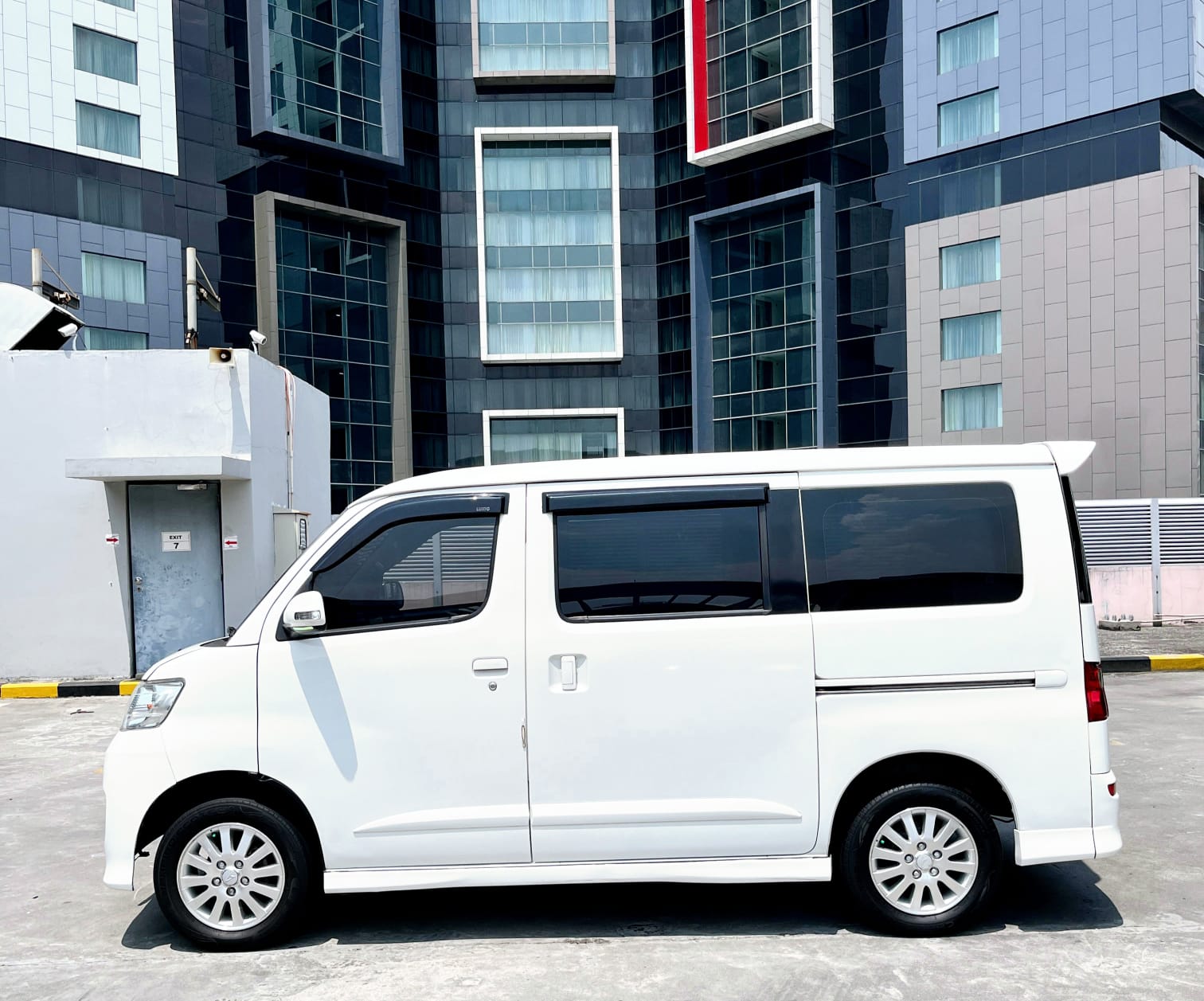 2013 Daihatsu Luxio  X AT 2013 Daihatsu Luxio  X AT