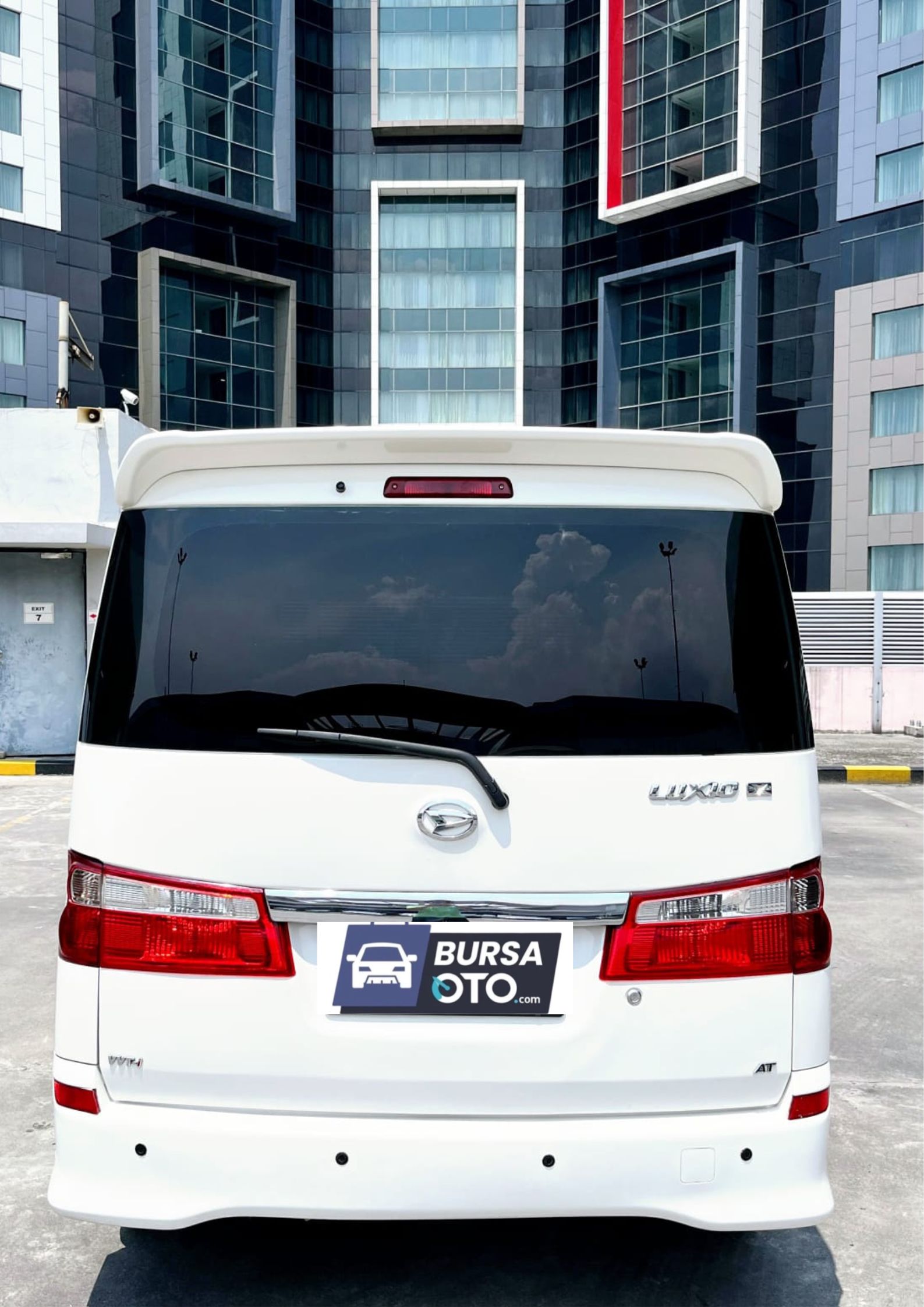 2013 Daihatsu Luxio  X AT 2013 Daihatsu Luxio  X AT