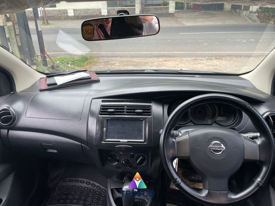 2011 Nissan Grand Livina  SV AT 2011 Nissan Grand Livina  SV AT