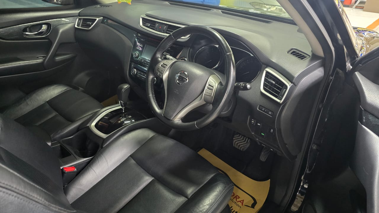 2015 Nissan X-Trail  2.5 XT AT 2015 Nissan X-Trail  2.5 XT AT