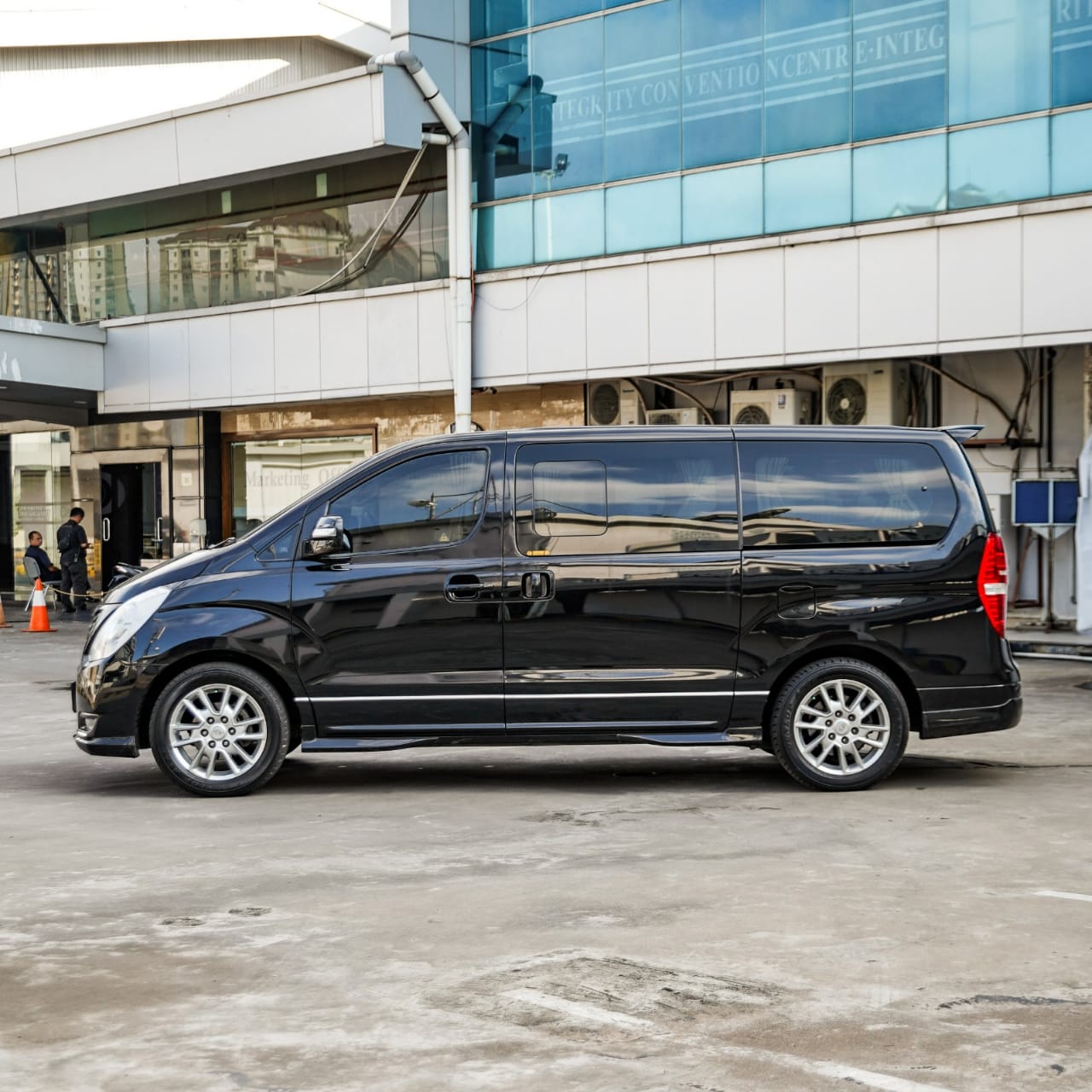 2016 Hyundai H1 2.4L ROYALE AT 2016 Hyundai H1 2.4L ROYALE AT