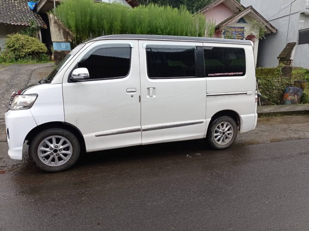 Dijual 2014 Daihatsu Luxio  X MT X MT Bekas