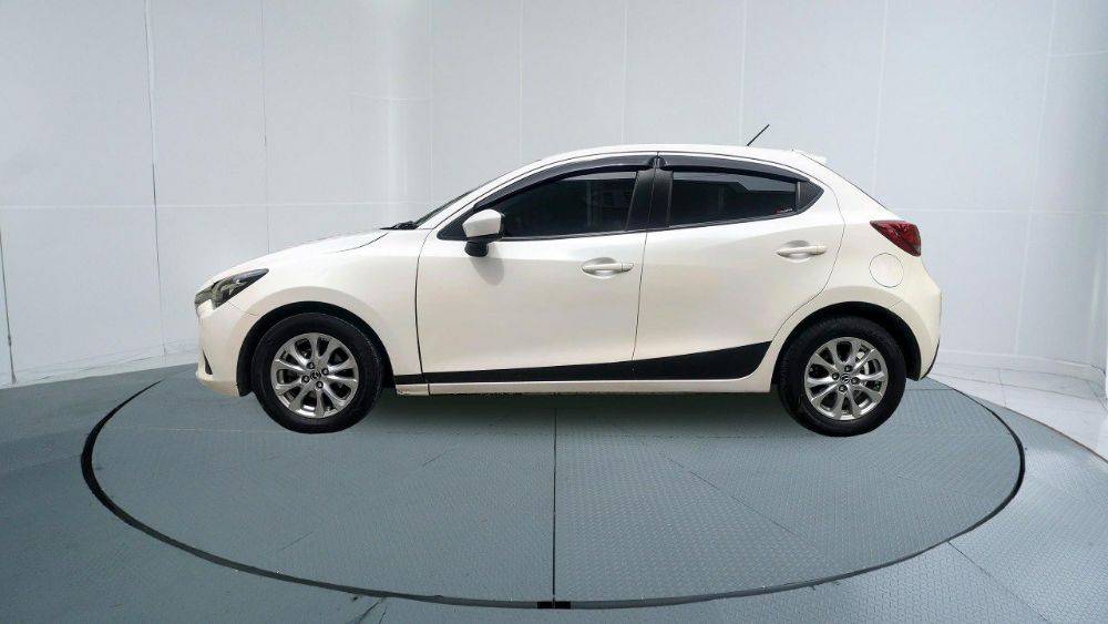 Dijual 2015 Mazda 2  V AT V AT Bekas