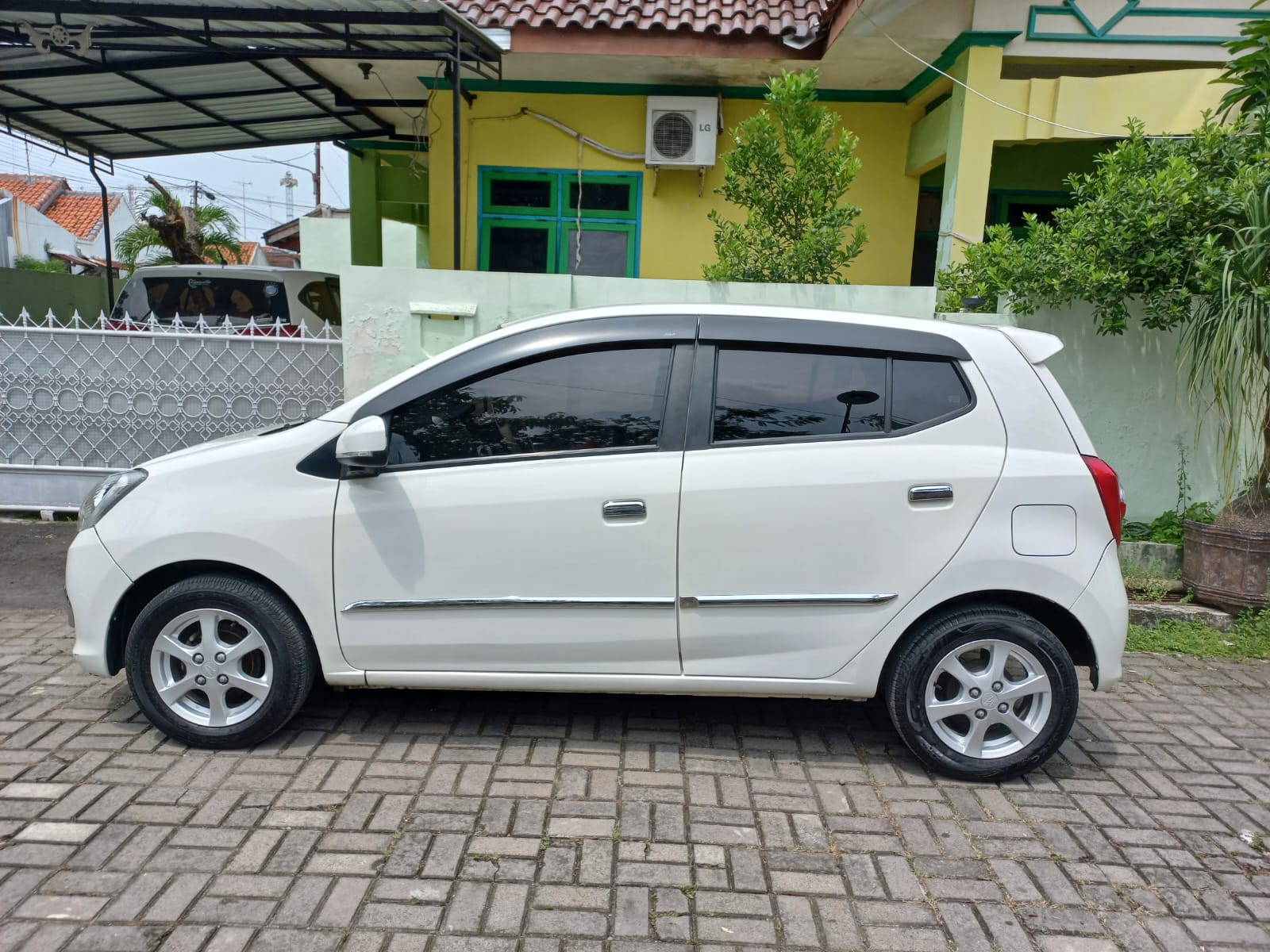 2015 Daihatsu Ayla  1.0 X MT 2015 Daihatsu Ayla  1.0 X MT