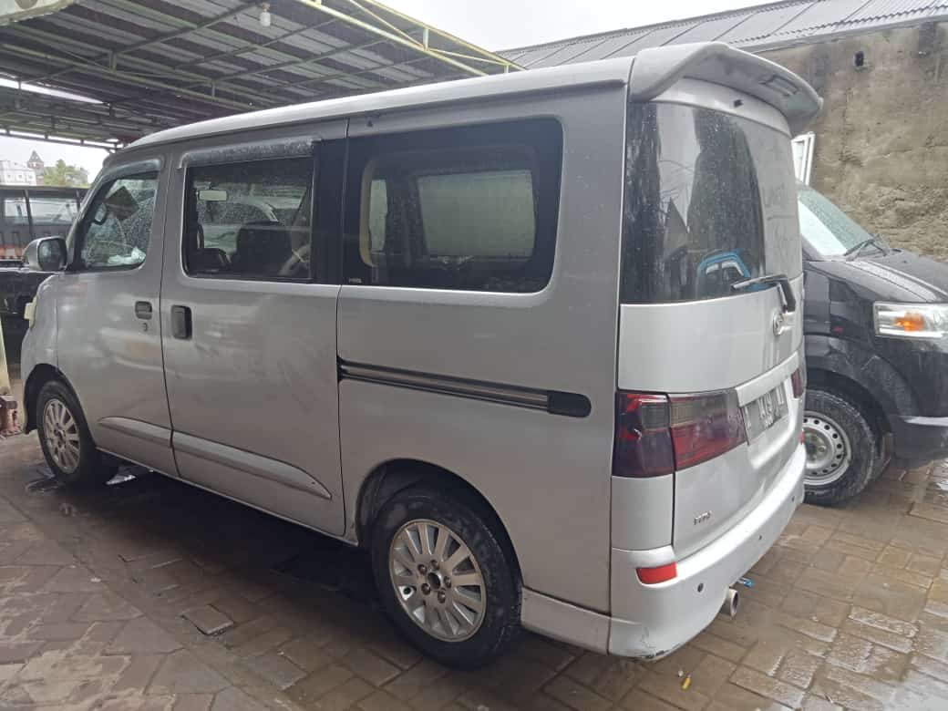Dijual 2010 Daihatsu Luxio 1.5L M MT ABS STD 1.5L M MT ABS STD Bekas