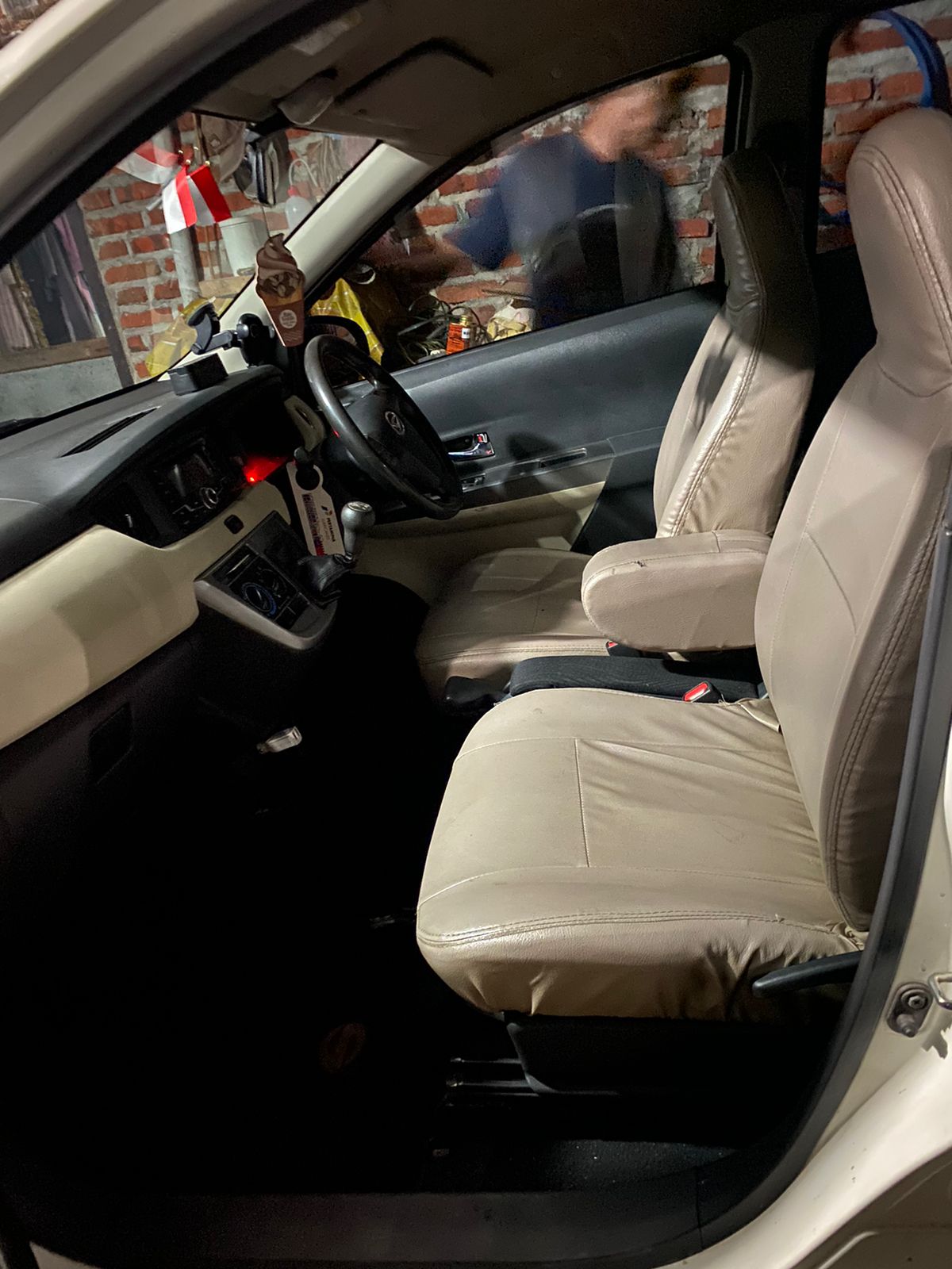 2016 Daihatsu Sigra  1.2 R MT 1.2 R MT tua