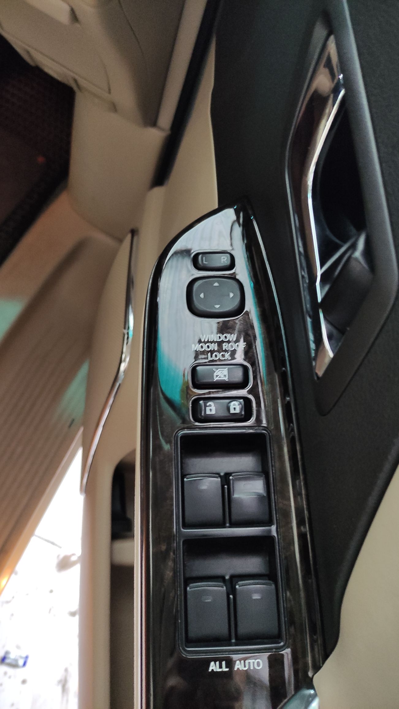 2014 Toyota Alphard 2.5 G A/T 2014 Toyota Alphard 2.5 G A/T