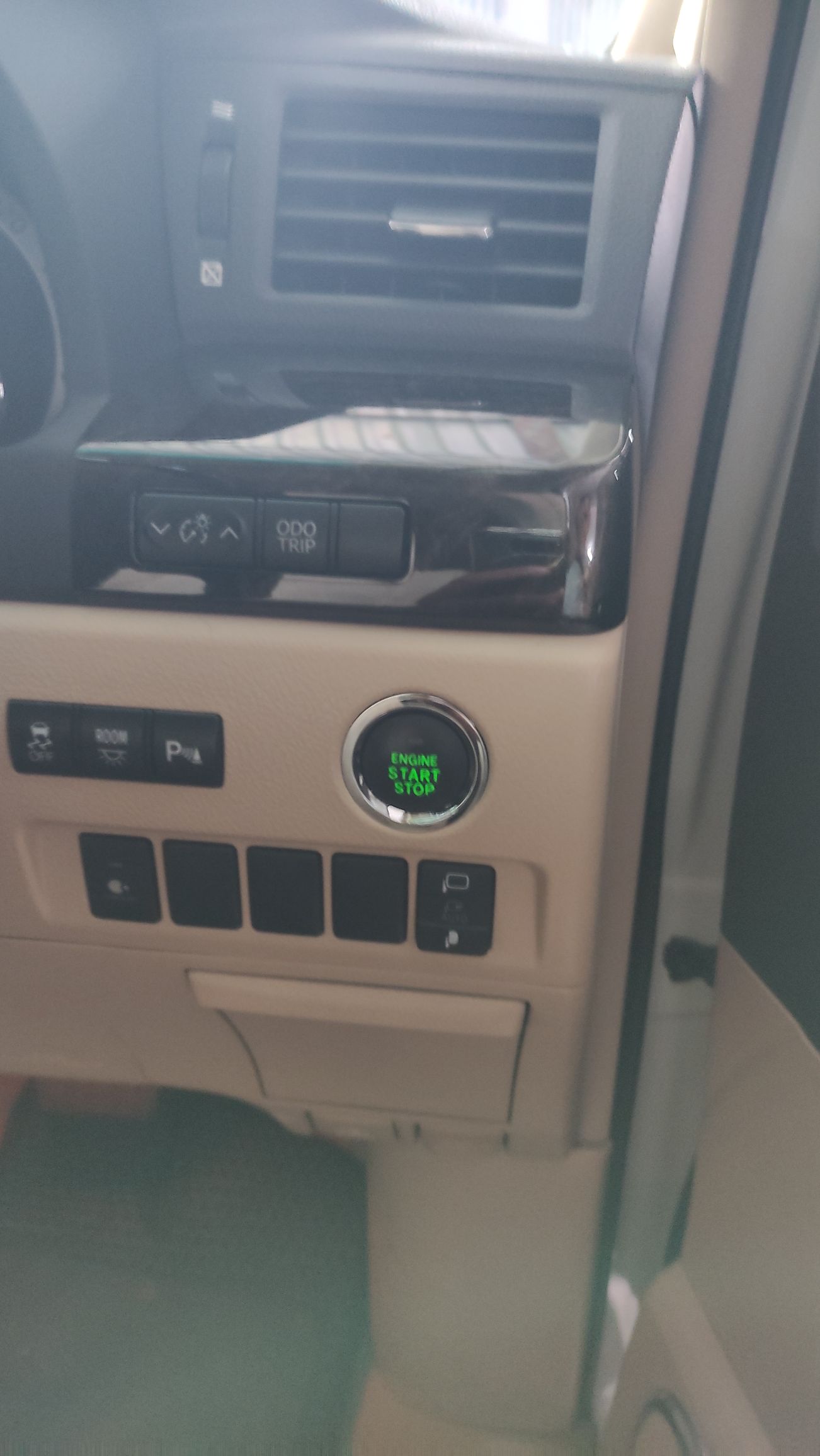 2014 Toyota Alphard 2.5 G A/T 2014 Toyota Alphard 2.5 G A/T