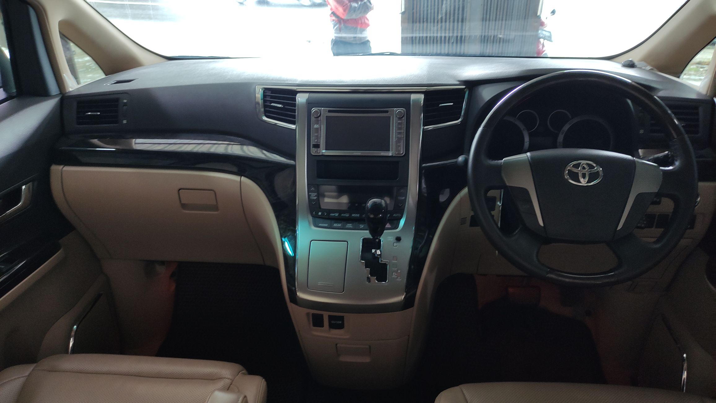 2014 Toyota Alphard 2.5 G A/T 2014 Toyota Alphard 2.5 G A/T