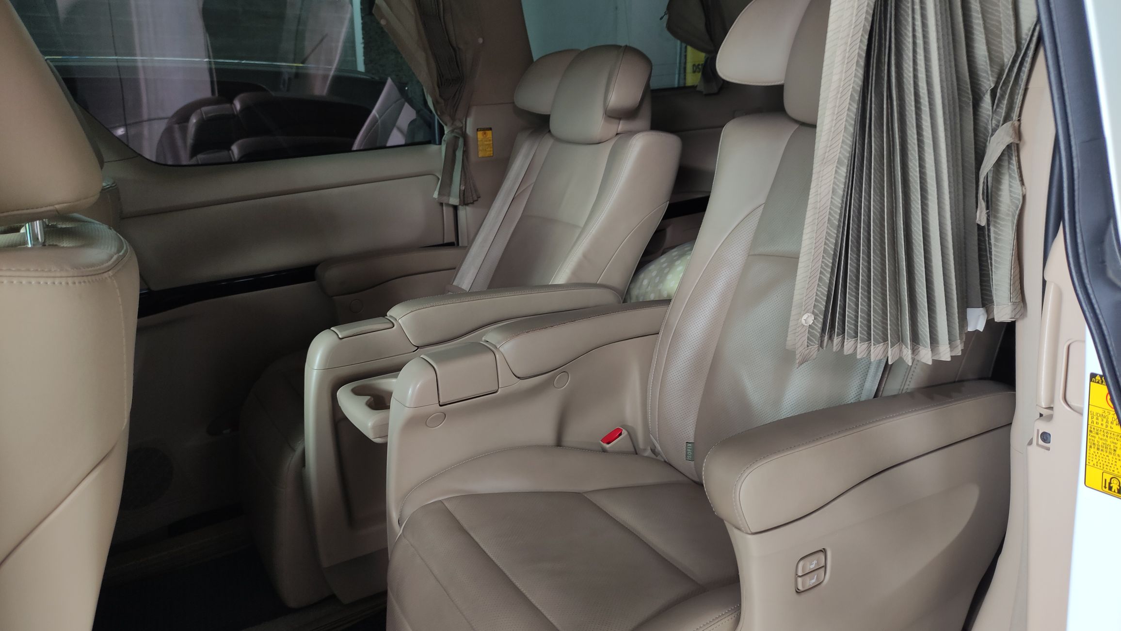 2014 Toyota Alphard 2.5 G A/T 2014 Toyota Alphard 2.5 G A/T