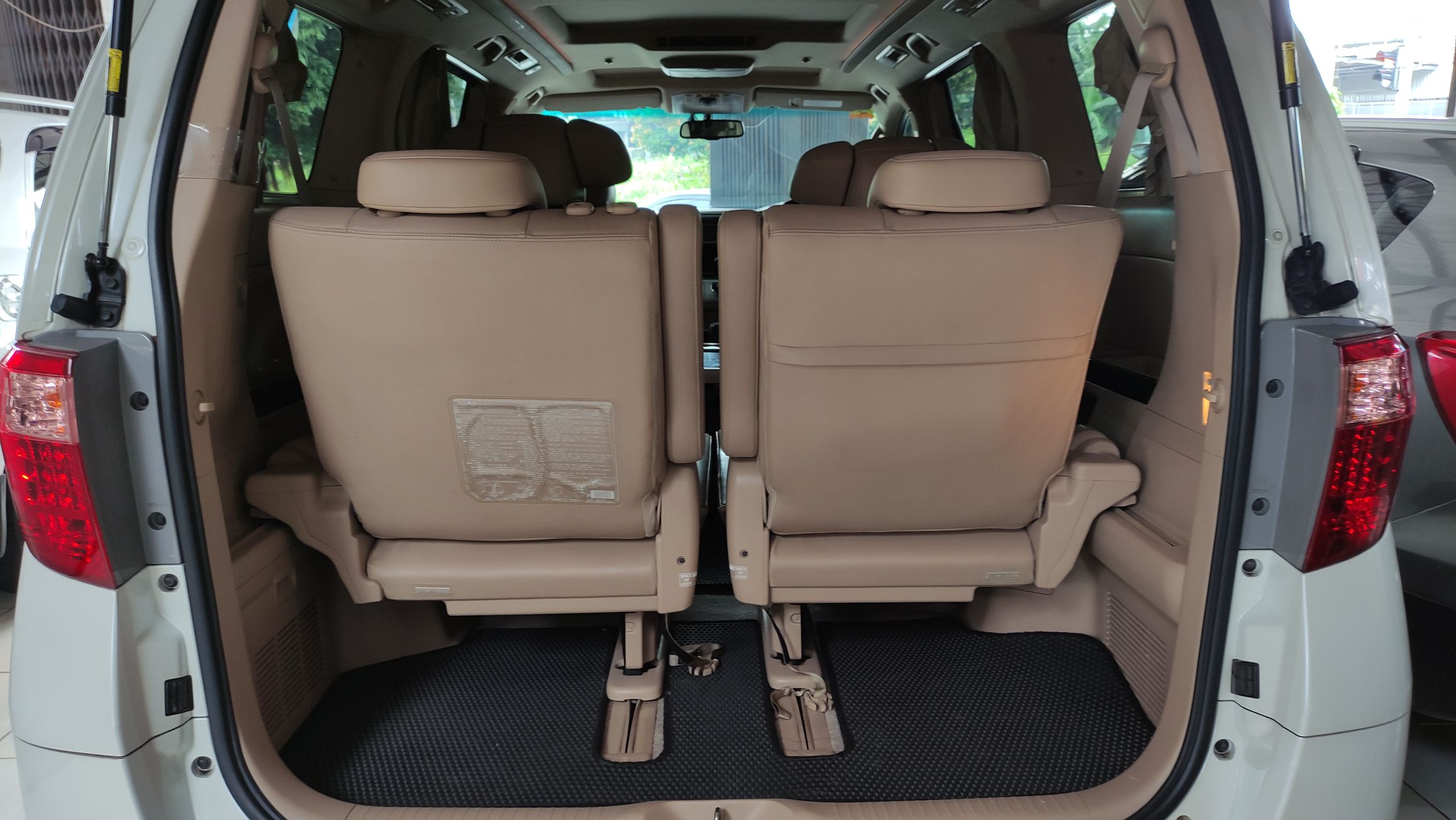 2014 Toyota Alphard 2.5 G A/T 2014 Toyota Alphard 2.5 G A/T