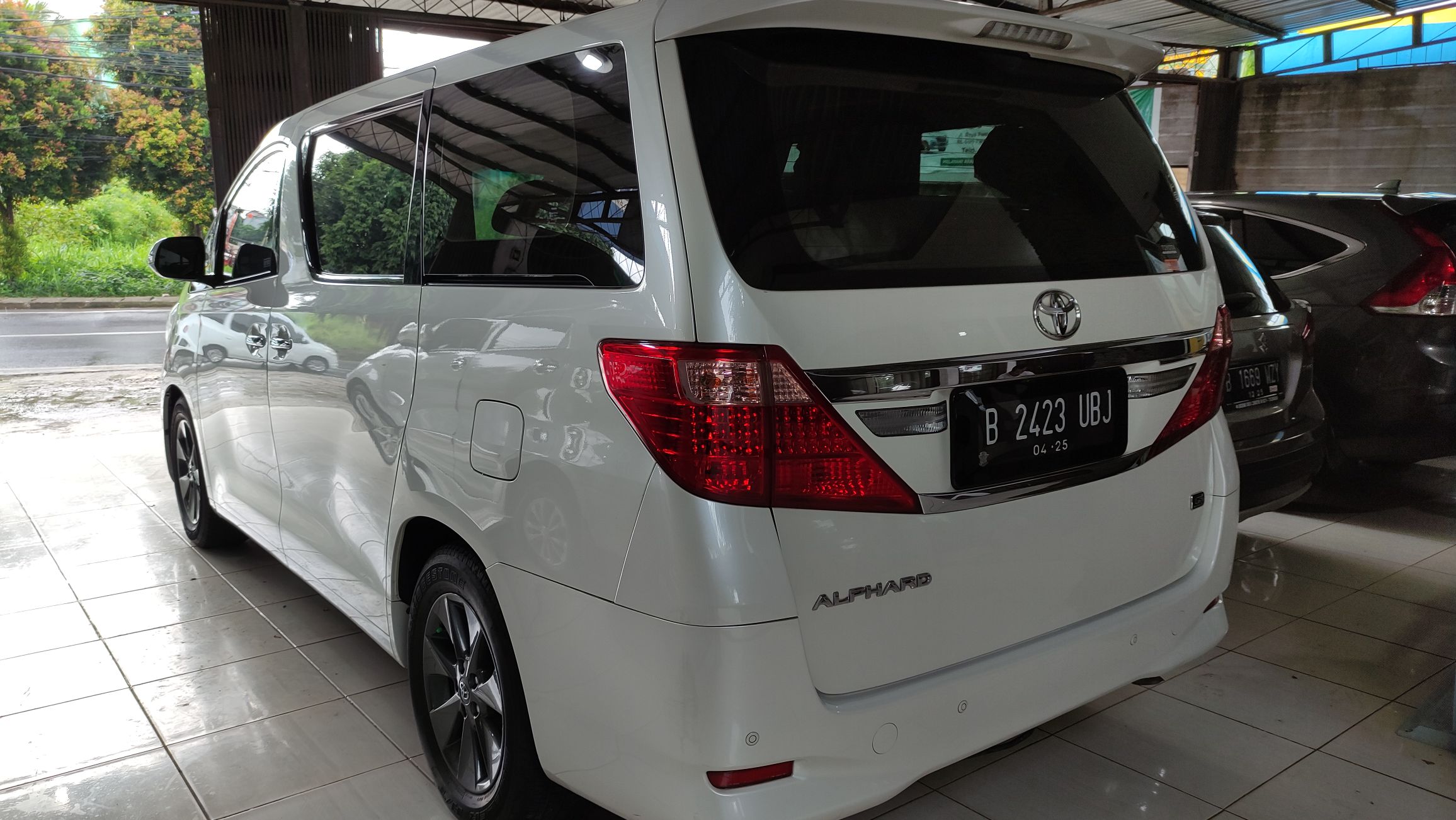 2014 Toyota Alphard 2.5 G A/T 2014 Toyota Alphard 2.5 G A/T