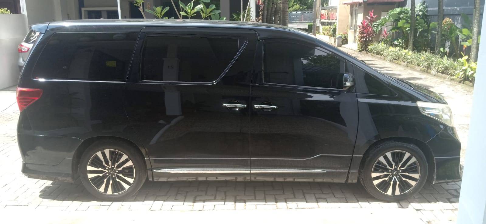 2014 Toyota Alphard 2.5 X A/T 2014 Toyota Alphard 2.5 X A/T
