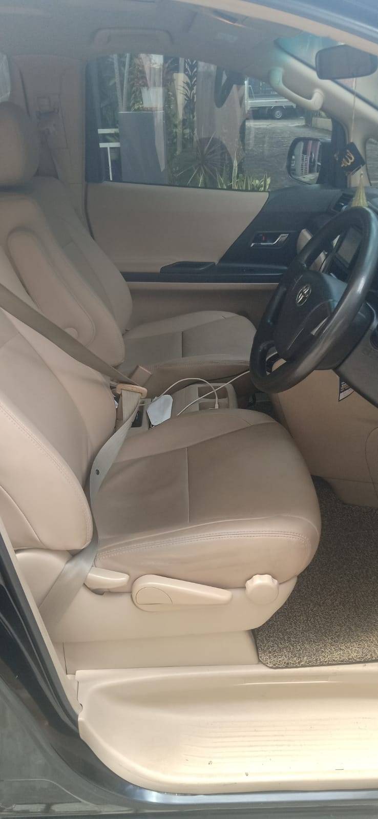 2014 Toyota Alphard 2.5 X A/T 2014 Toyota Alphard 2.5 X A/T