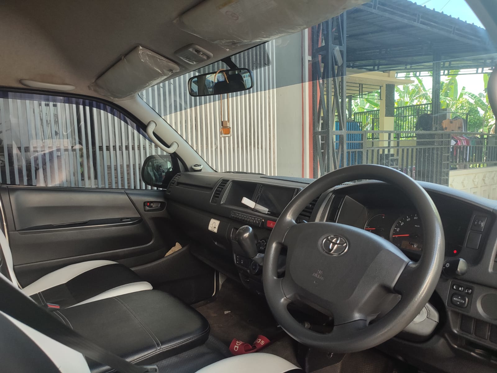 2023 Toyota Hiace Commuter Manual	Luxury 2023 Toyota Hiace Commuter Manual	Luxury