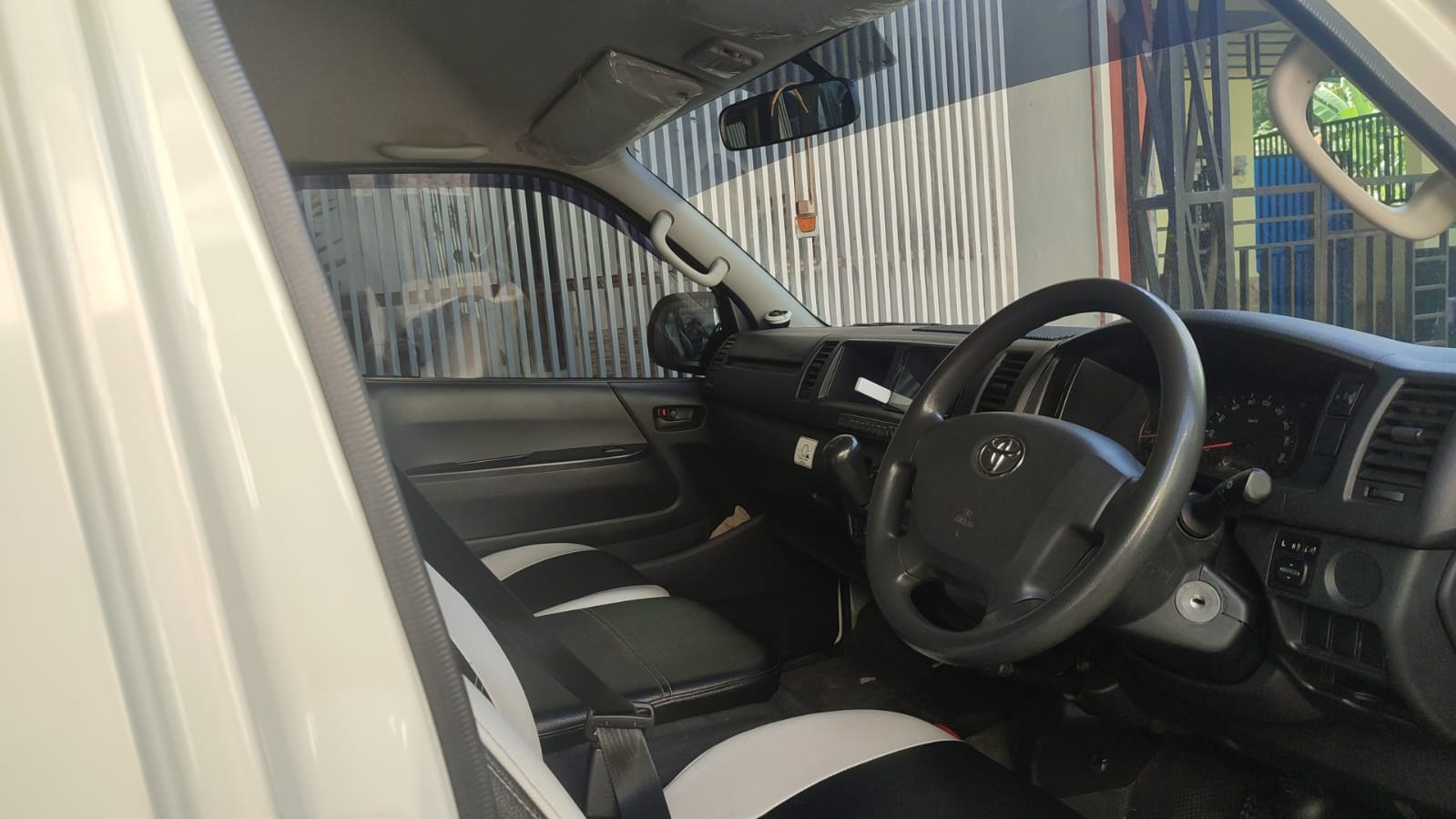 2023 Toyota Hiace Commuter Manual	Luxury 2023 Toyota Hiace Commuter Manual	Luxury