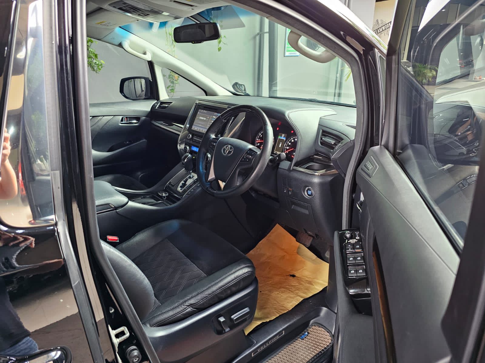 2015 Toyota Alphard 2.5 G A/T 2015 Toyota Alphard 2.5 G A/T