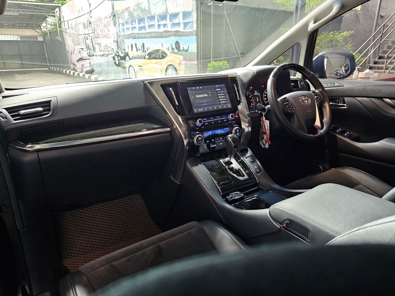 2015 Toyota Alphard 2.5 G A/T 2015 Toyota Alphard 2.5 G A/T