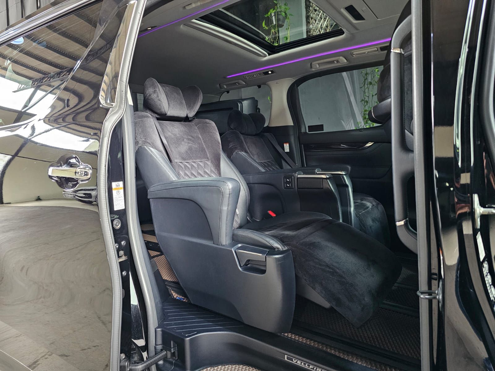 2015 Toyota Alphard 2.5 G A/T 2015 Toyota Alphard 2.5 G A/T