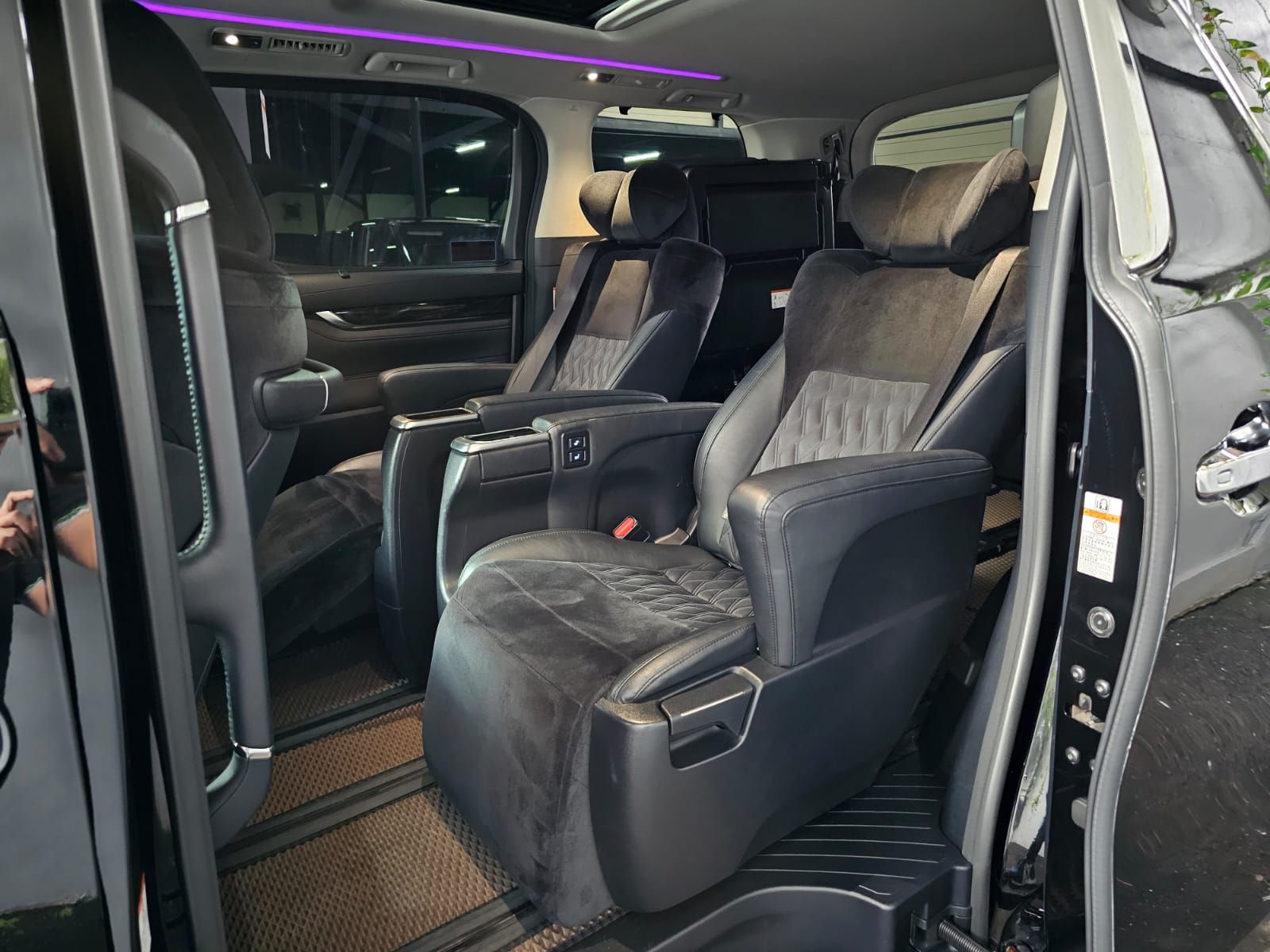 2015 Toyota Alphard 2.5 G A/T 2015 Toyota Alphard 2.5 G A/T