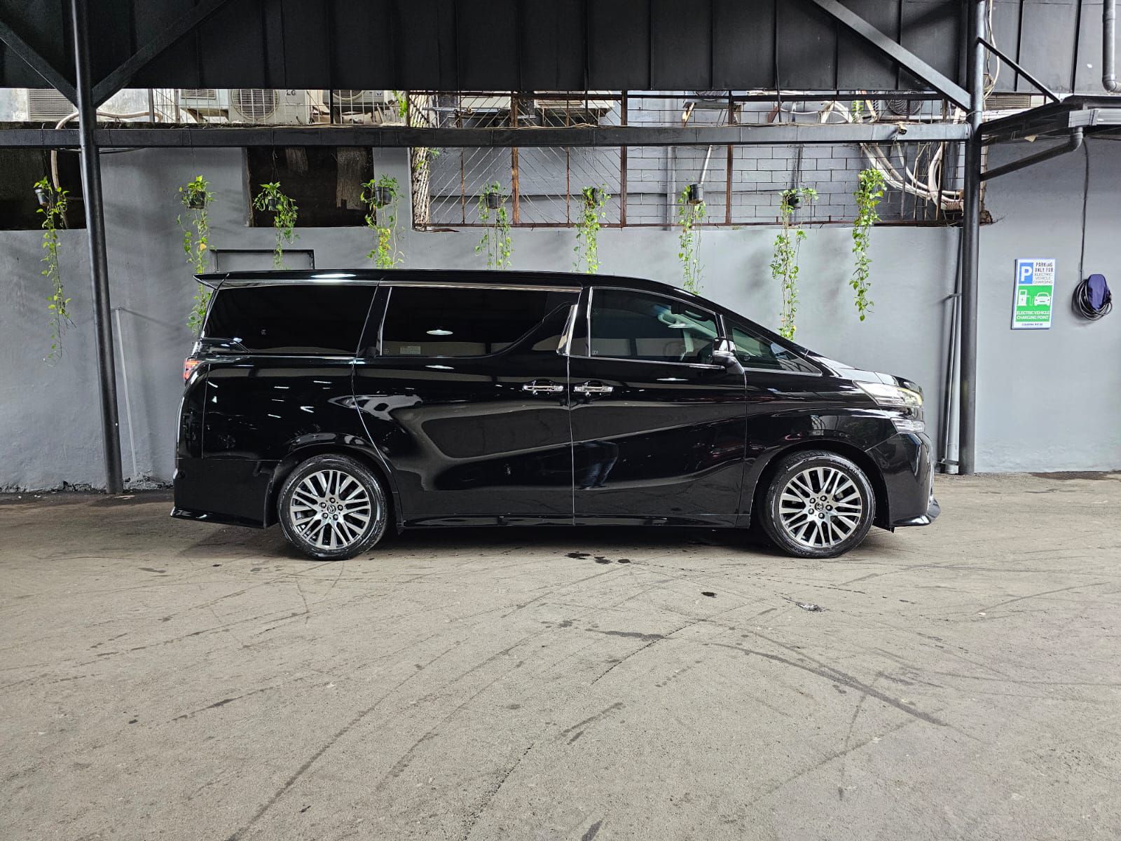 2015 Toyota Alphard 2.5 G A/T 2015 Toyota Alphard 2.5 G A/T